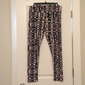 TC LuLaRoe black and white leggings